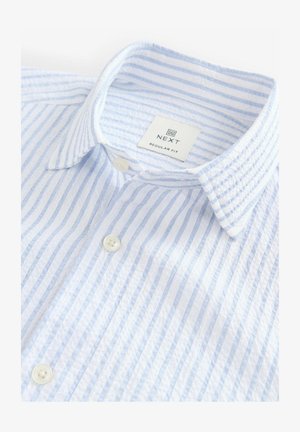 Ljusblå och vit randig skjorta med knapp, i regular fit, med en mjuk tygstruktur och krage.