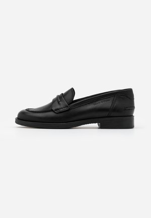 Mocassin penny en cuir noir avec talon bas, bout arrondi et bride décorative sur le dessus, présenté de profil sur fond blanc.