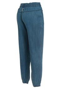 Džínové tepláky v tmavě modré barvě s elastickým pasem a nařasenými manžetami u kotníků; hladká struktura s jemnými švy.