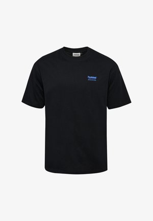 Schwarzes Baumwoll-T-Shirt mit Rundhalsausschnitt und kurzen Ärmeln, mit kleinem blauen "hummel"-Logo auf der Brust. Schlichtes und unauffälliges Design.