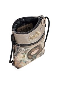 Sac à main synthétique beige avec une fermeture éclair, présentant un design illustré, des accents texturés et un intérieur noir avec un logo. Forme petite et compacte.