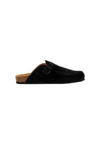 Zoccolo nero in suede con suola in sughero, dotato di una fascia e dettaglio con fibbia. Il design è aperto sul retro per una facile indossabilità.