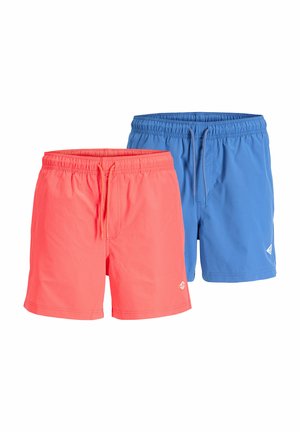 Twee paar zwemshorts voor heren, één koraalroze en één blauw, elk met een elastische tailleband en vetersluiting, weergegeven op een witte achtergrond.