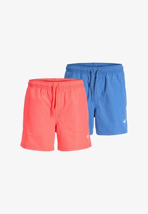 Zwei Paar Herren-Badeshorts, eine korallenrot und eine blau, jeweils mit elastischem Bund und Kordelzug, auf weißem Hintergrund dargestellt.