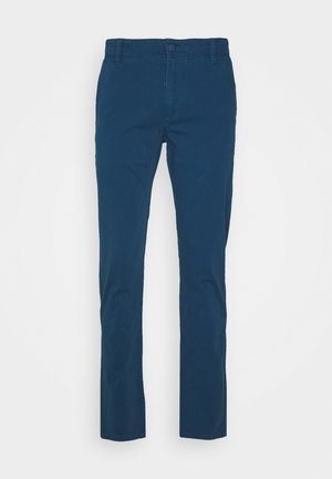 Pantalones azul marino de pierna recta con cierre de botón y cremallera, trabillas para cinturón y sin bolsillos visibles, mostrados planos sobre un fondo blanco.