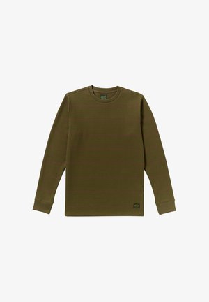Camiseta de manga larga de canalé en verde oliva con sutiles rayas rosas. Presenta un cuello redondo y corte recto. La tela parece texturada y duradera.