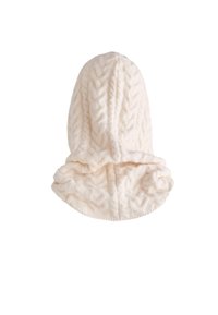 Balaclava tricotată de culoare crem cu model de cusătură în twist, concepută să acopere capul și gâtul pentru căldură.