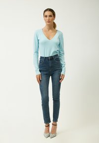 INFLUENCER V-NECK BASIC - Strickpullover - sky
