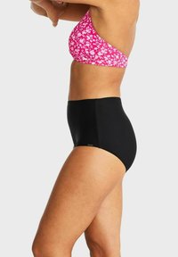 Högmidjade svarta bikiniunderdelar med en slät textur och enhetlig färg. Har en enkel design och en liten logotypdetalj på sidan.