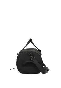 Zwarte duffelbag gemaakt van duurzaam materiaal, met een verstelbare schouderband, bovenhandvatten en ritssluiting. Rond model met een textuur oppervlak.