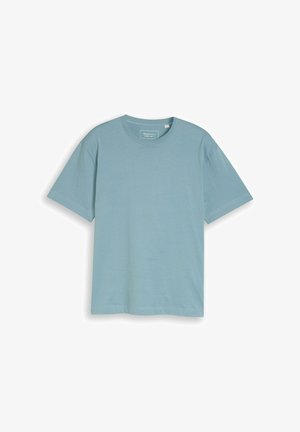 Lichtblauw, kortemouw, ronde hals katoenen T-shirt plat neergelegd met zichtbaar merkembleem aan de binnenkant van de hals.