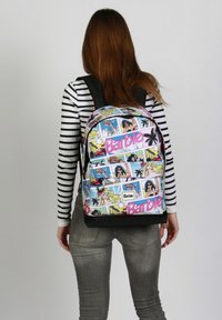 Mochila con un diseño de tiras cómicas de Barbie coloridas, que presenta una mezcla de acentos en rosa, azul y negro. Tejido suave, correas acolchadas.