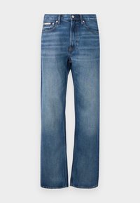 Jeans de denim azul de pierna recta con ligero desgaste, cierre frontal de botón y una pequeña etiqueta de logo en el bolsillo frontal derecho.