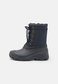 Isolert marine snøboot som har en vanntett gummibunn, teksturert overdel, snøring foran og slitesterk gummisåle med mønster.