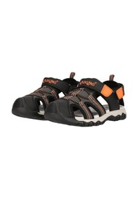 Svarta öppna sandaler med orange accenter, som har en ovandel av mesh, justerbara remmar och en texturerad gummisula. Andningsbar design.