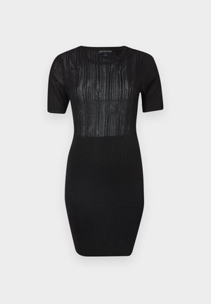 Czarna dzianinowa sukienka z krótkimi rękawami, dopasowanym krojem i teksturowanym panelem z pionowymi liniami na korpusie.