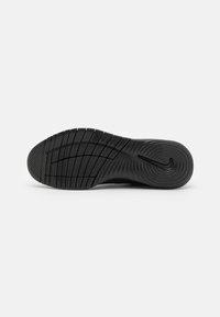 Svart gummisula för sneakers med texturerade spår, logotyp och mönsterdetaljer för bra grepp. Ren, vass design med rundad kant.