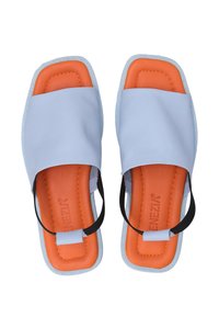 Lichtblauwe leren sandalen met zwarte elastische banden en een oranje gewatteerde inlegzool. Vierkante neusontwerp; tekstuur rubberen zool.