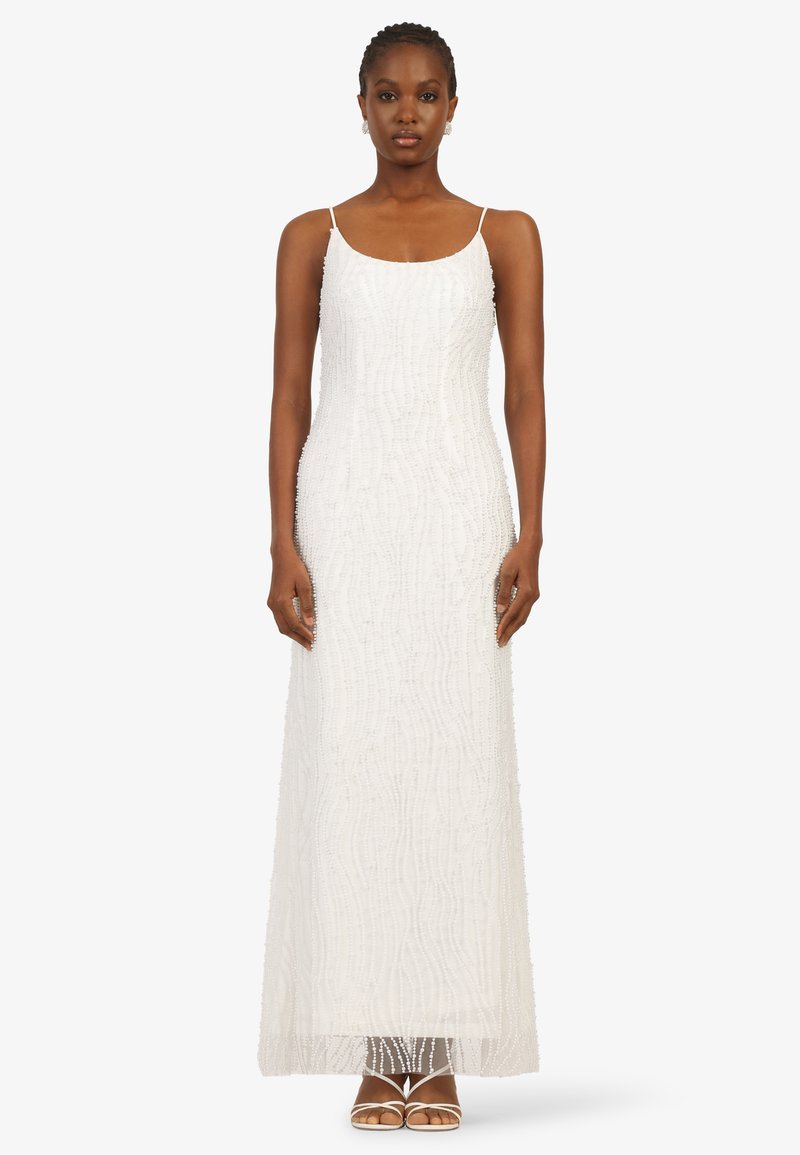 Langes weißes Kleid mit einem strukturierten Muster, Spaghettiträgern und einer geraden Silhouette, verziert mit filigraner珠arbeit und einem transparenten Saum.