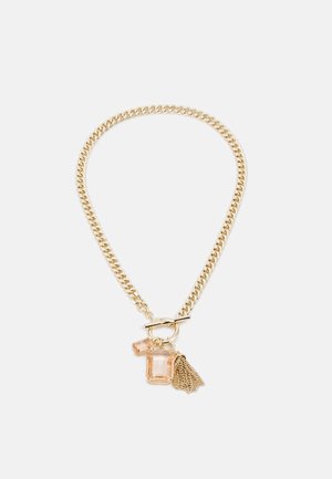 Collier chaîne en or avec fermoir à bascule, comprenant deux pierres rectangulaires couleur pêche et un pendentif pompon en or.