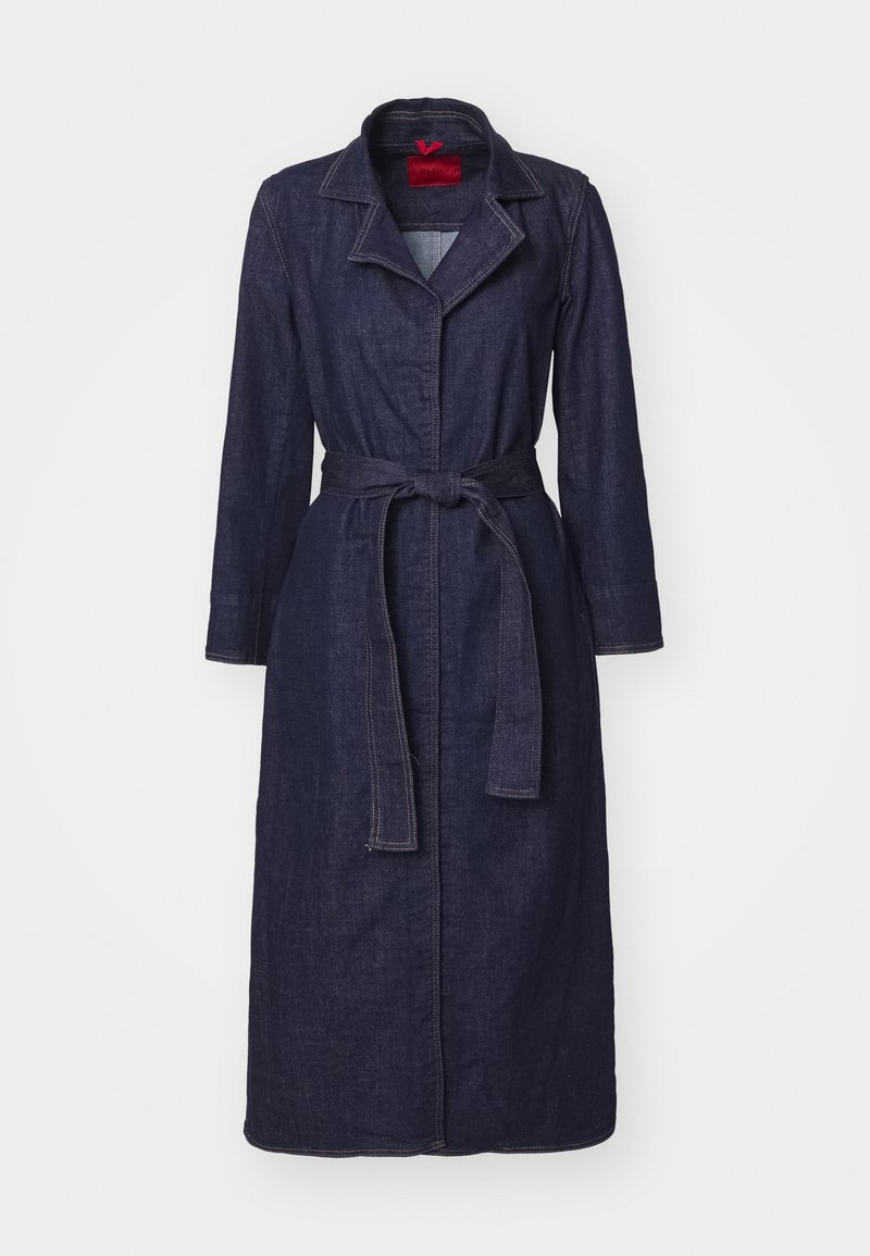 Trench coat in denim blu scuro, con colletto, maniche lunghe, chiusura frontale con bottoni e cintura in vita per una silhouette aderente.