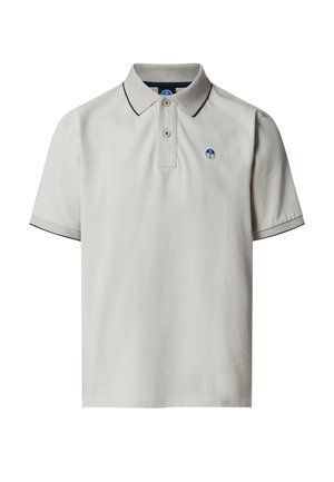 Polo de manga corta color gris claro con dos botones, ribete azul marino en el cuello y las mangas, y pequeño parche redondo con logo en el pecho izquierdo.