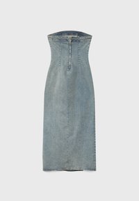 Denim midi-mekko vaaleansinisessä värissä, strapless-design, suora malli, takana vetoketju ja raakareunat.