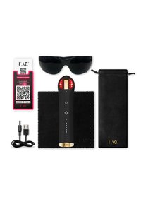 Schwarzes tragbares Gerät mit goldenen Akzenten, ausgestattet mit blauen Anzeigeleuchten, fünf roten LED-Leuchten, einem Reinigungstuch, einer schwarzen Sonnenbrille, einem USB-Kabel und einem Beutel.