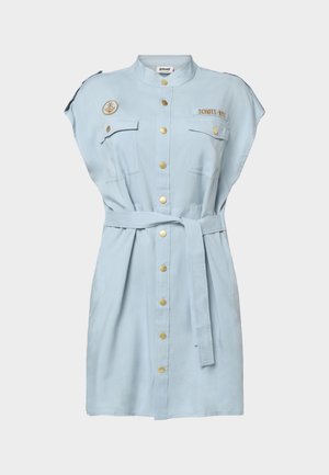Hellblaues ärmelloses Hemdblusenkleid mit Gürtel, goldenen Knöpfen, Brusttaschen sowie gestickten "Schott-NYC" und Anker-Logo-Patches.