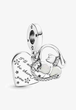 Pendentif en argent sterling en forme de cœur avec texte gravé, deux silhouettes de chats et un nœud. Rehaussé de pierres claires et de détails étoilés, avec une finition polie.