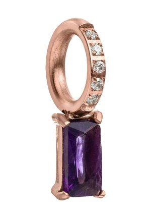Anhänger aus Roségold mit einer vertikalen Reihe kleiner klarer Steine und einem rechteckigen violetten Edelstein darunter.