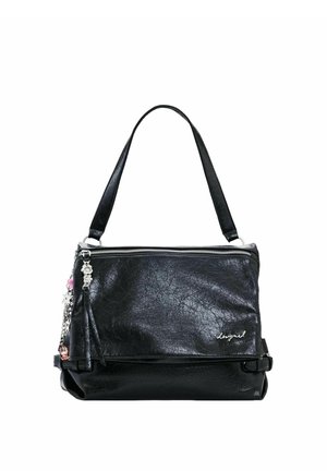 Borsa a tracolla in pelle nera con tasca frontale con cerniera, ciondolo decorativo sul lato sinistro e manico singolo con tracolla.