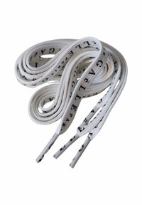 Lacci bianchi intrecciati con testo stampato nero, caratterizzati da punte arrotondate e una superficie liscia. Adatti a vari stili di scarpe.