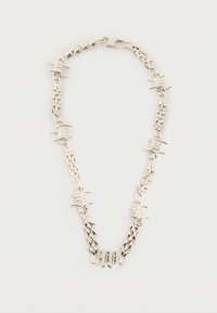 Χοντρή αλυσίδα από ασήμι με συνδέσμους από συρματόπλεγμα και μενταγιόν σε γοτθικό στυλ με το γράμμα "W".