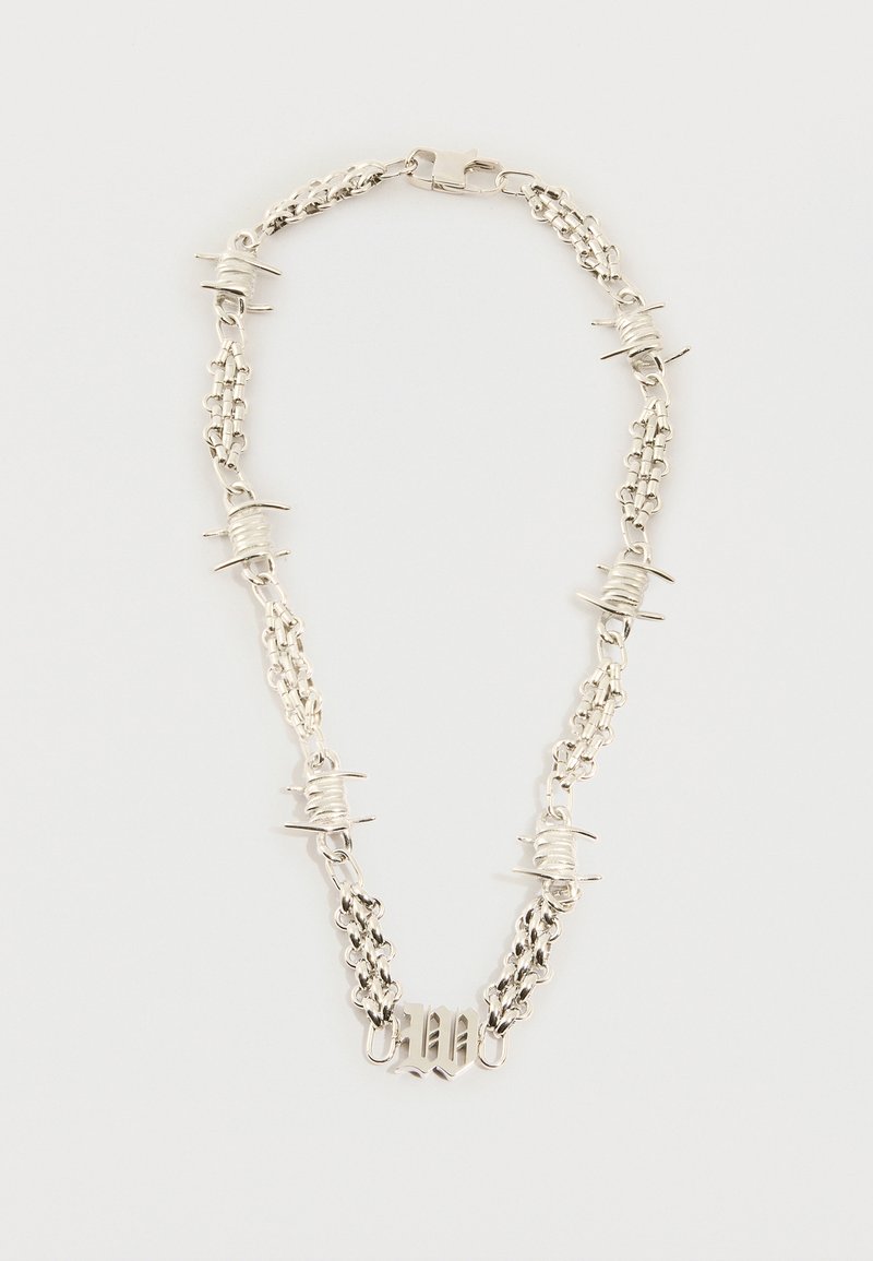 Χοντρή αλυσίδα από ασήμι με συνδέσμους από συρματόπλεγμα και μενταγιόν σε γοτθικό στυλ με το γράμμα "W".