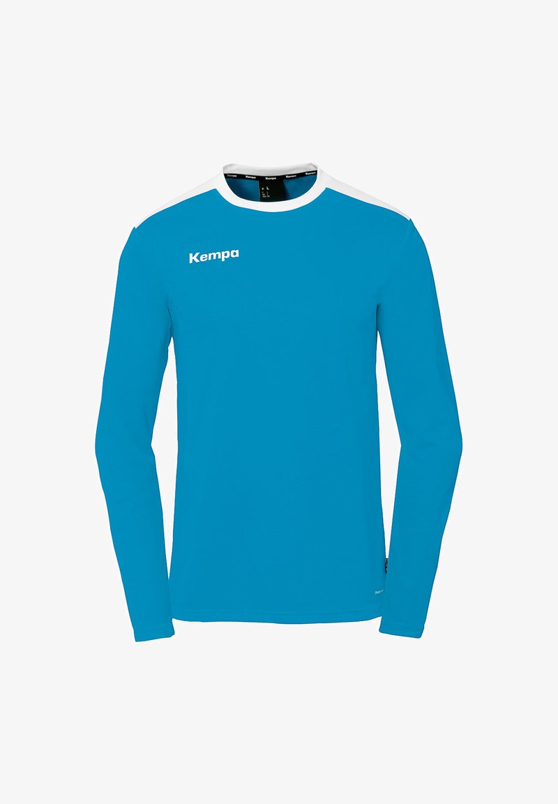 Langærmet sports skjorte i lys blå med hvid krave og skulderaccentuering. Har et logo på forsiden og er lavet af letvægtsstof.