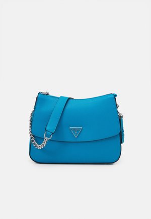 Sac à épaule bleu texturé avec détail chaîne argentée et plaque logo Guess sur le rabat avant, sur fond blanc uni.