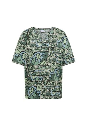 Koszulka z krótkim rękawem i dekoltem w serek, z wzorem patchworkowym zielonych i niebieskich kształtów roślinnych na białym tle.