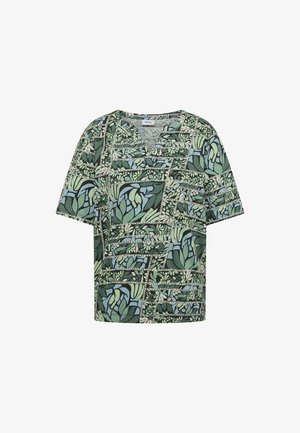 Koszulka z krótkim rękawem i dekoltem w serek, z wzorem patchworkowym zielonych i niebieskich kształtów roślinnych na białym tle.