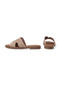 Tan platte sandalen met een geweven bandontwerp en een zigzagpatroon, open achterkant en een bruine rubberen zool voor grip.