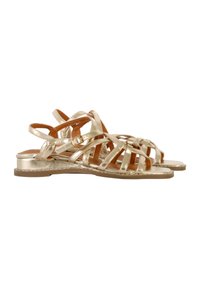 Sandal metallizzato d'oro con design a strappy, suola piatta e punta aperta. Realizzato in materiale sintetico, con texture liscia e fibbia regolabile.