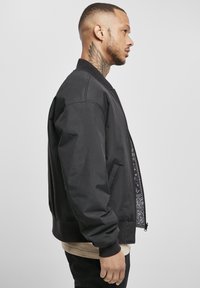 Cayler & Sons HERREN THUGGED OUT REVERSIBLE - Sportinė striukė - black/white