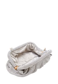 Borsa a cloche argentata con un esterno in strass testurizzati e un interno in tessuto liscio. Presenta un design arricciato e accessori in tonalità oro.