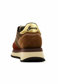Sneaker marrone e beige con un accento dorato sul tallone. Presenta un materiale in suede testurizzato, una suola in gomma a contrasto e un logo.