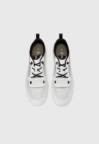 Weiße Sportschuhe mit einem Obermaterial aus Mesh, schwarzen Akzenten und Schnürverschluss. Verfügt über eine strukturierte Sohle und durchbrochene Details für Atmungsaktivität.