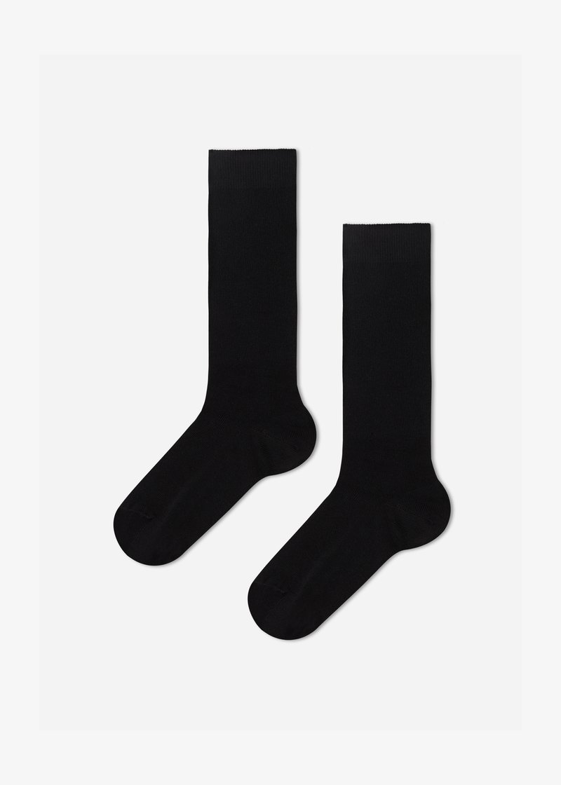Schwarze Baumwollsocken mit glatter Textur, gerippten Bündchen und verstärkten Fersen. Einfaches Design, Knöchelhöhe.