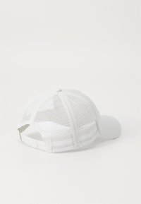 Casquette blanche avec un dos en mesh, visière incurvée et sangle ajustable. Sa structure est dotée d'un tissu lisse et d'un mesh respirant pour la ventilation.