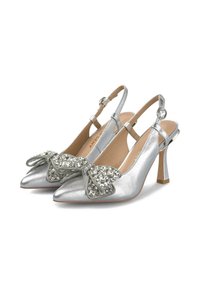 Tacones slingback plateados con puntera afilada, que presentan un gran lazo adornado con strass en la parte delantera y un tacón stiletto modesto.