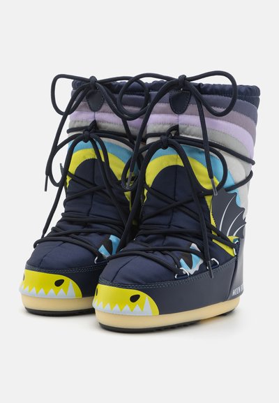 Tumes lumeelased saapad, millel on värviline haid kujundus, tekstuuriga kangas, mustad nöörid ja kollane kummist tald, millel on sakilised servad.