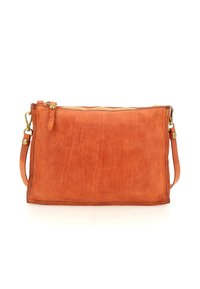 Clutch rettangolare in pelle arancione con cuciture nere, chiusura lampo dorata nella parte superiore e tracolla staccabile su uno sfondo bianco.